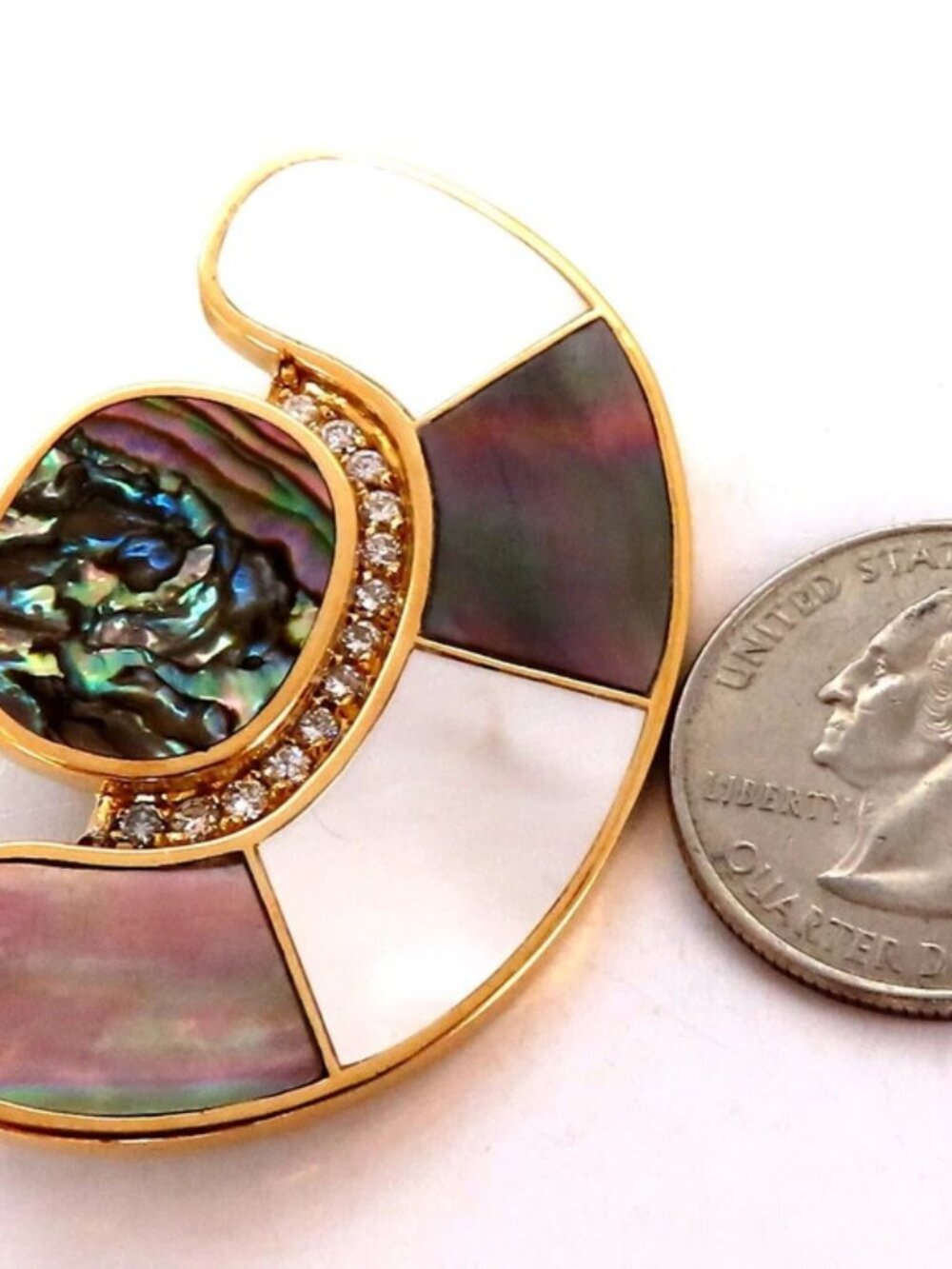 Mother of Pearl Diamonds Crescent Pin 18kt*